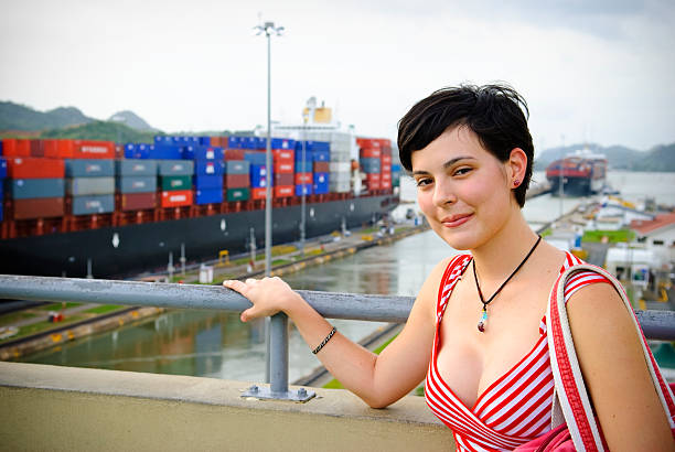 폴리네시아식 여자 파나마운하 - panama canal panama global finance container ship 뉴스 사진 이미지