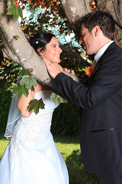 couple de mariage-expression naturelle - adult beautiful wedding bride photos et images de collection
