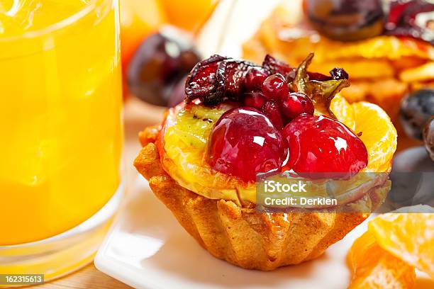 Bolo De Frutas - Fotografias de stock e mais imagens de Amarelo - Amarelo, Assado no Forno, Baga