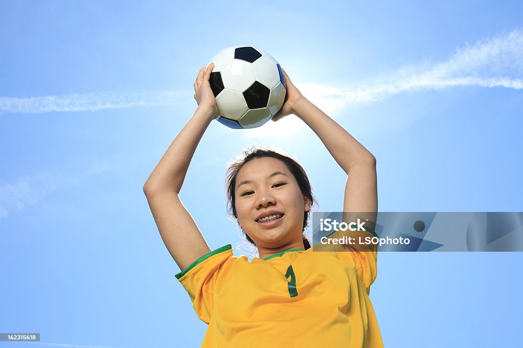 Młoda dziewczyna w piłce nożnej-Złap piłkę - Zbiór zdjęć royalty-free (8 - 9 lat)