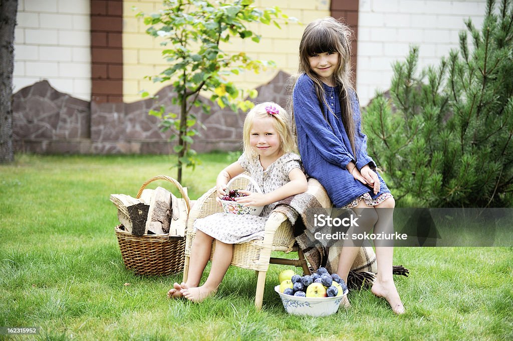 Little chicas divirtiéndose en el parque - Foto de stock de 4-5 años libre de derechos