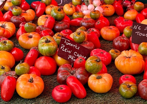 Heirloom tomatoes of various colors at a farmer's market