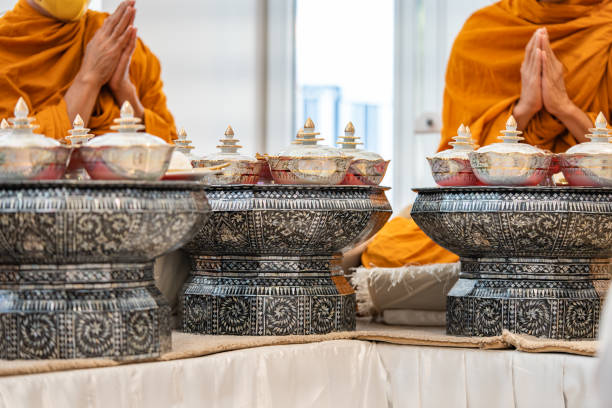 set di ciotole tailandesi disposte con riso, piatti sul piccolo tavolo di legno tailandese, che simboleggia il rispetto per i monaci buddisti durante le cerimonie mattutine. - buddhist ceremony foto e immagini stock