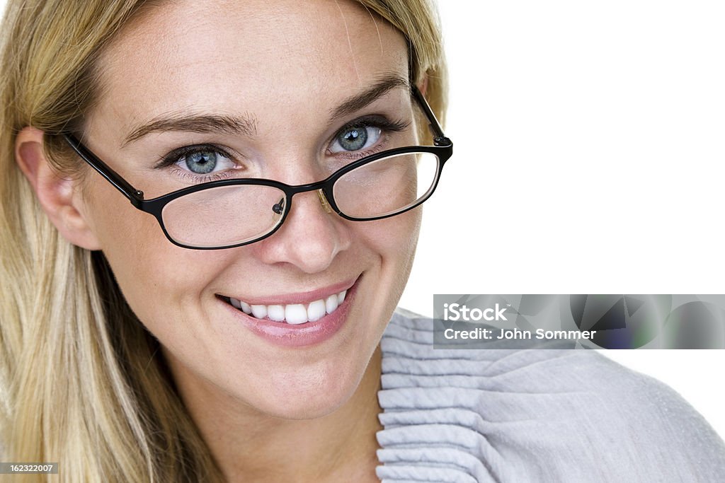 Allegro donna che indossa occhiali da vista - Foto stock royalty-free di 20-24 anni