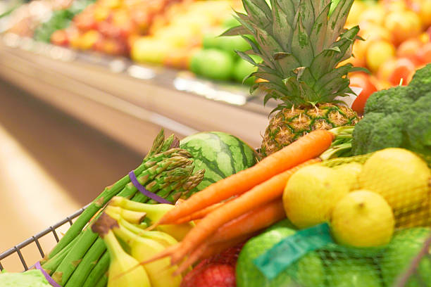 carrinho de compras cheio de frutas e produtos hortícolas - brusselsprouts imagens e fotografias de stock