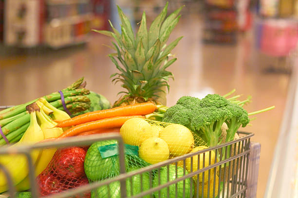 carrinho de compras cheio de frutas e produtos hortícolas - brusselsprouts imagens e fotografias de stock