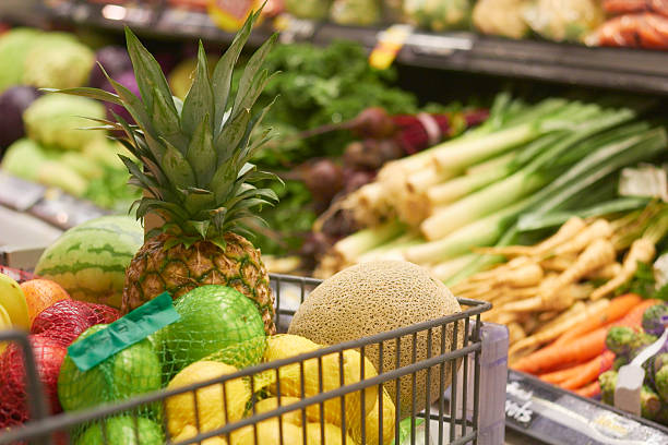 frutas e produtos hortícolas no supermercado - brusselsprouts imagens e fotografias de stock