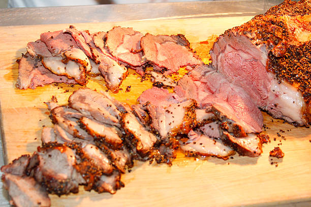 rosbife carne - roast beef roasted spit roasted roasted prime rib - fotografias e filmes do acervo