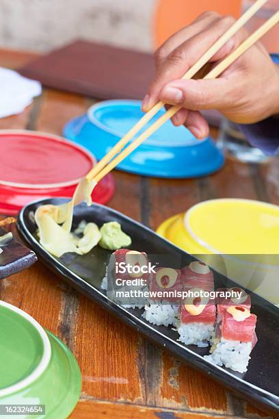 Rotolo Di Sushi - Fotografie stock e altre immagini di Alimentazione sana - Alimentazione sana, Antipasto, Bacchette cinesi