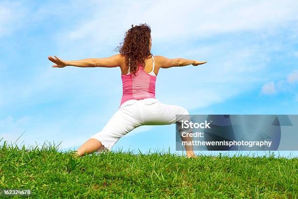 Joven Hermosa Mujer Haciendo Yoga Virabhadrasana Postura Foto de stock y más banco de imágenes de 20 a 29 años