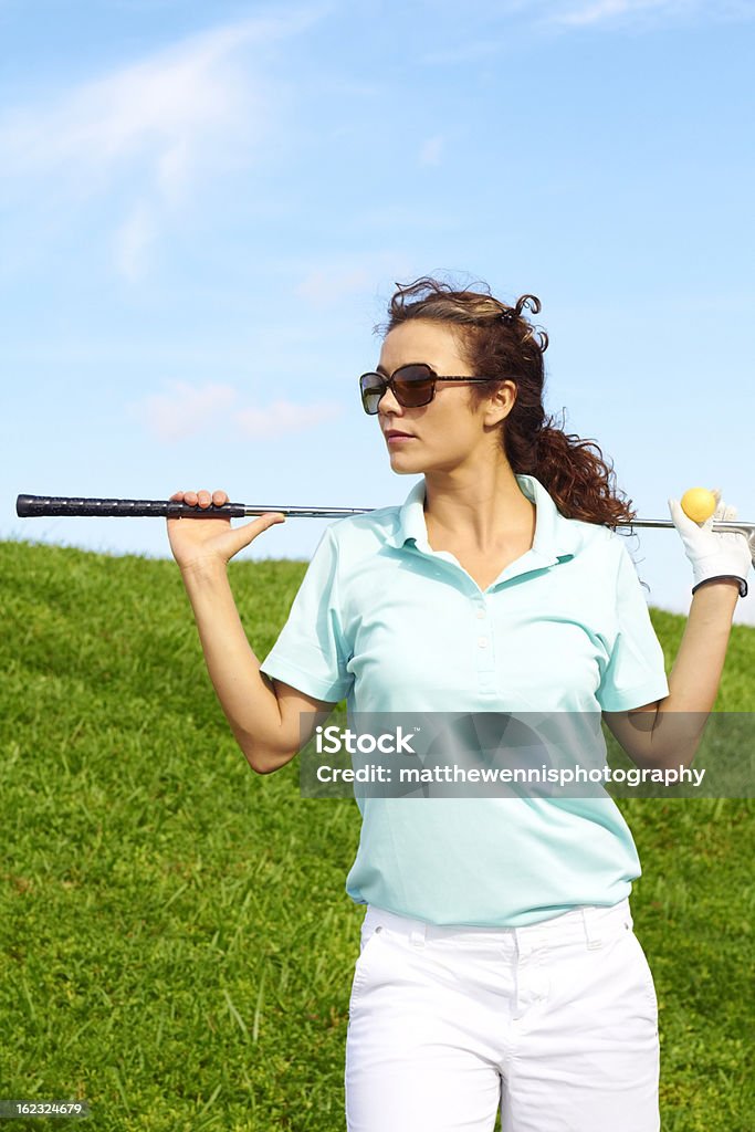 Ładna kobieta relaksujący Golfista - Zbiór zdjęć royalty-free (Golf - Sport)