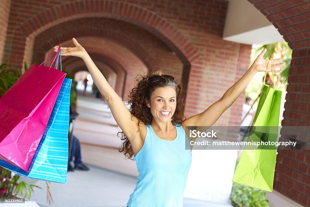 Excitación hermosa mujer sosteniendo bolsas de la compra - Foto de stock de 20 a 29 años libre de derechos