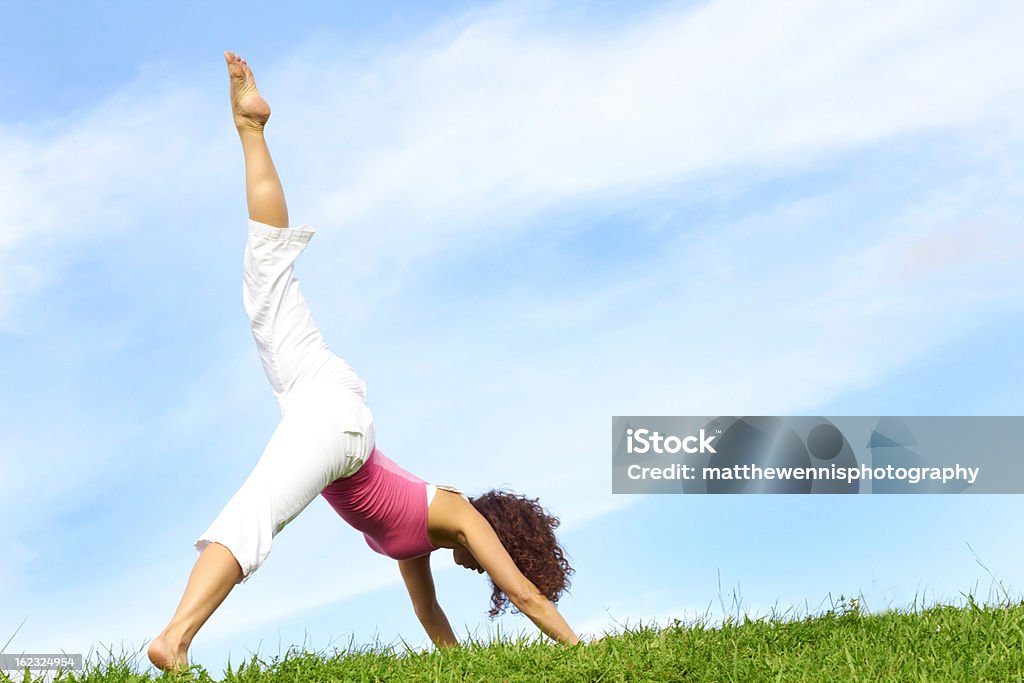 Jeune Belle femme faisant Yoga - Photo de Adulte libre de droits