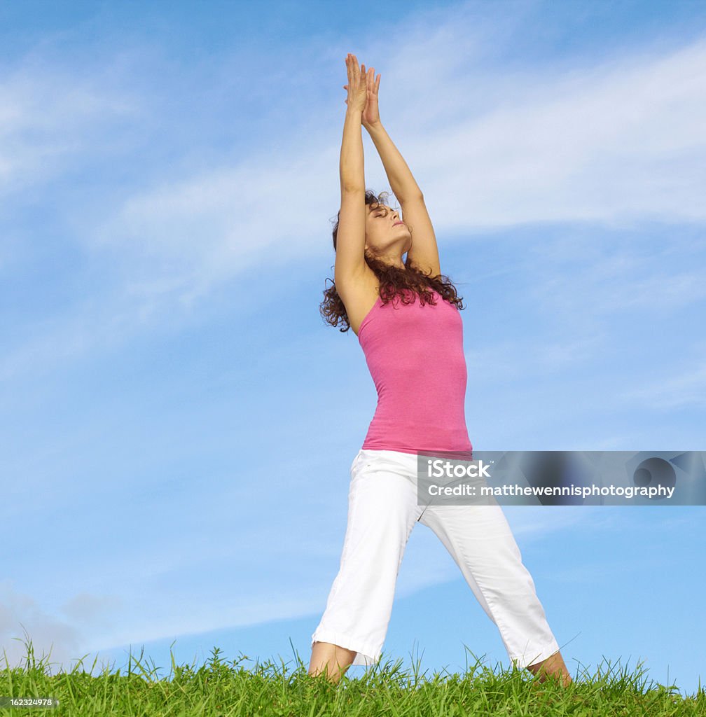 Giovane bella donna facendo Yoga - Foto stock royalty-free di Adulto