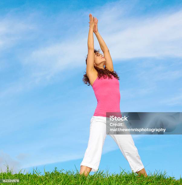 Giovane Bella Donna Facendo Yoga - Fotografie stock e altre immagini di Adulto - Adulto, Ambientazione esterna, Ambientazione tranquilla