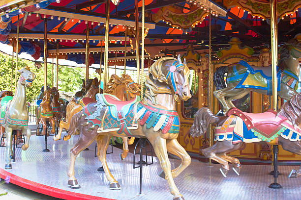 feliz go round - carousel horses fotografías e imágenes de stock