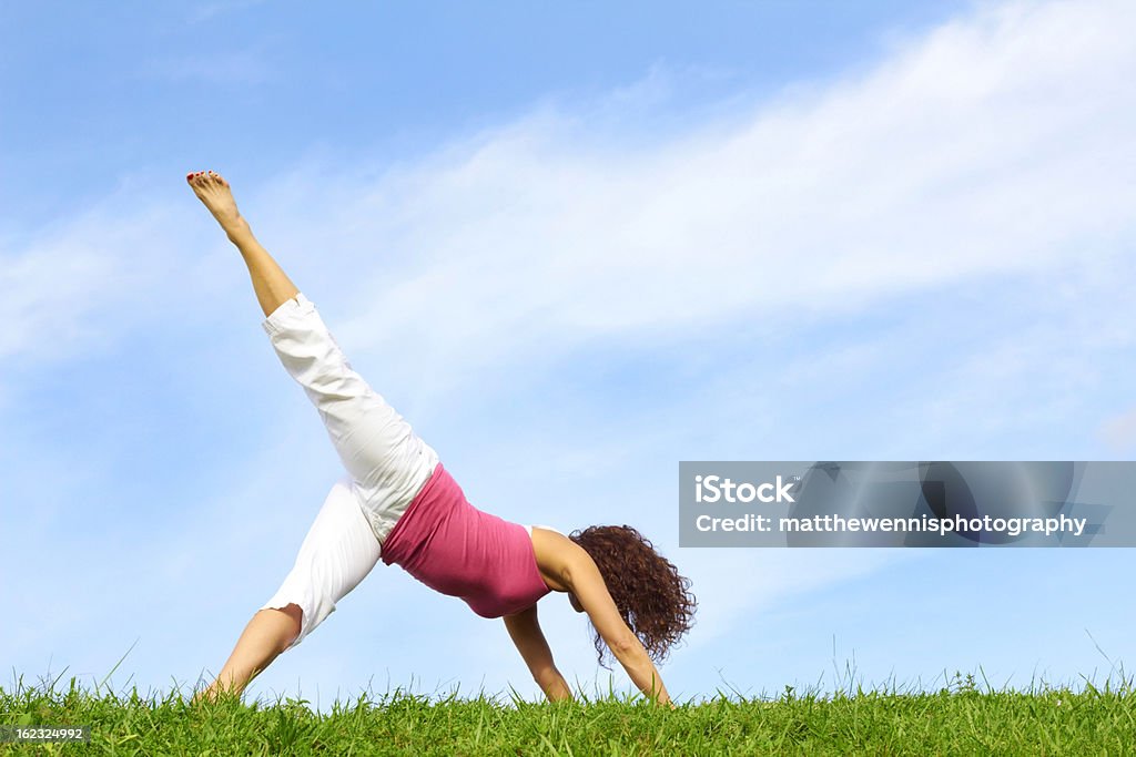 Joven hermosa mujer haciendo Yoga - Foto de stock de 20 a 29 años libre de derechos