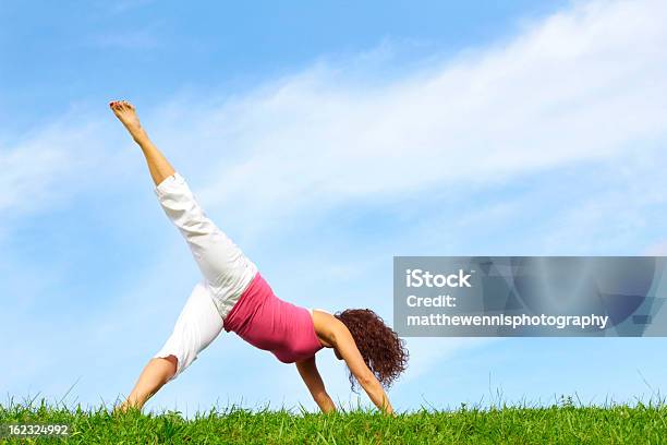 Giovane Bella Donna Facendo Yoga - Fotografie stock e altre immagini di Adulto - Adulto, Ambientazione esterna, Ambientazione tranquilla