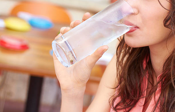 close-up mulher beber novo copo de água - transparent holding glass focus on foreground imagens e fotografias de stock