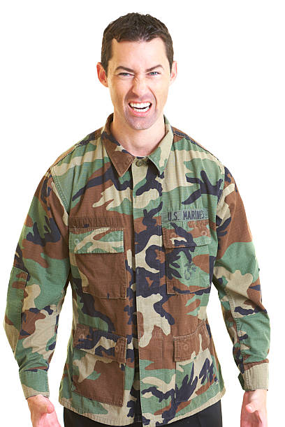 homem caucasiano em uniforme do exército arngry - marines camouflage camouflage clothing male - fotografias e filmes do acervo