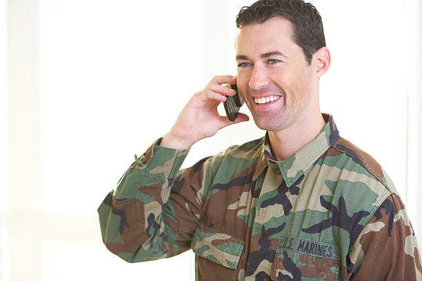 homem caucasiano em uniforme do exército no telefone celular - marines camouflage camouflage clothing male - fotografias e filmes do acervo