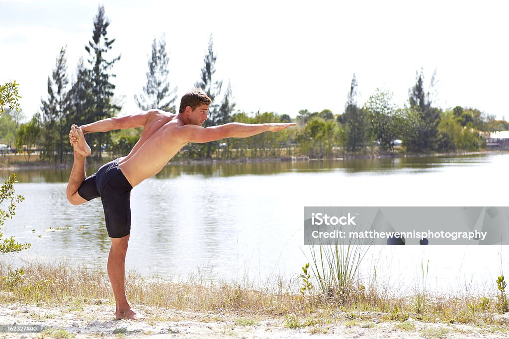 Jeune homme en train de faire du yoga - Photo de 20-24 ans libre de droits