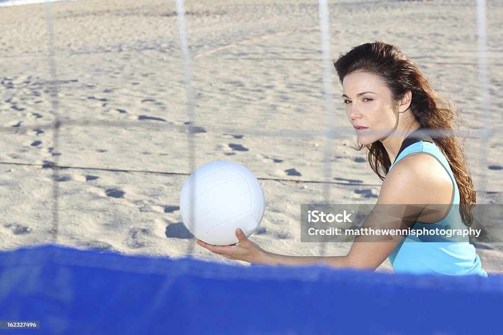 Женщина, играть в пляжный волейбол - Стоковые фото Beach Volleyball роялти-фри