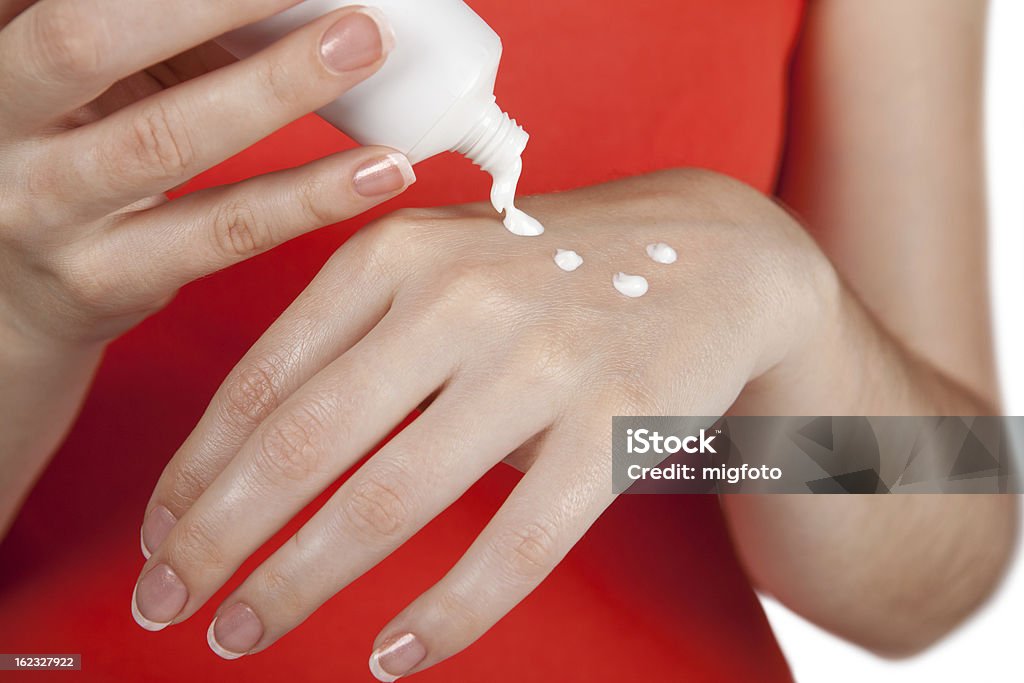 Crème entre les mains de femmes - Photo de Crème hydratante libre de droits