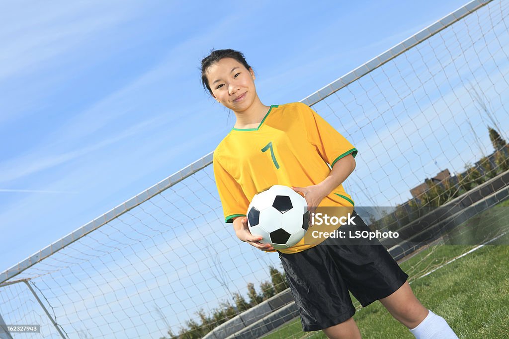 Junges Mädchen Fußball-Zahl 7 mit Ball - Lizenzfrei 8-9 Jahre Stock-Foto