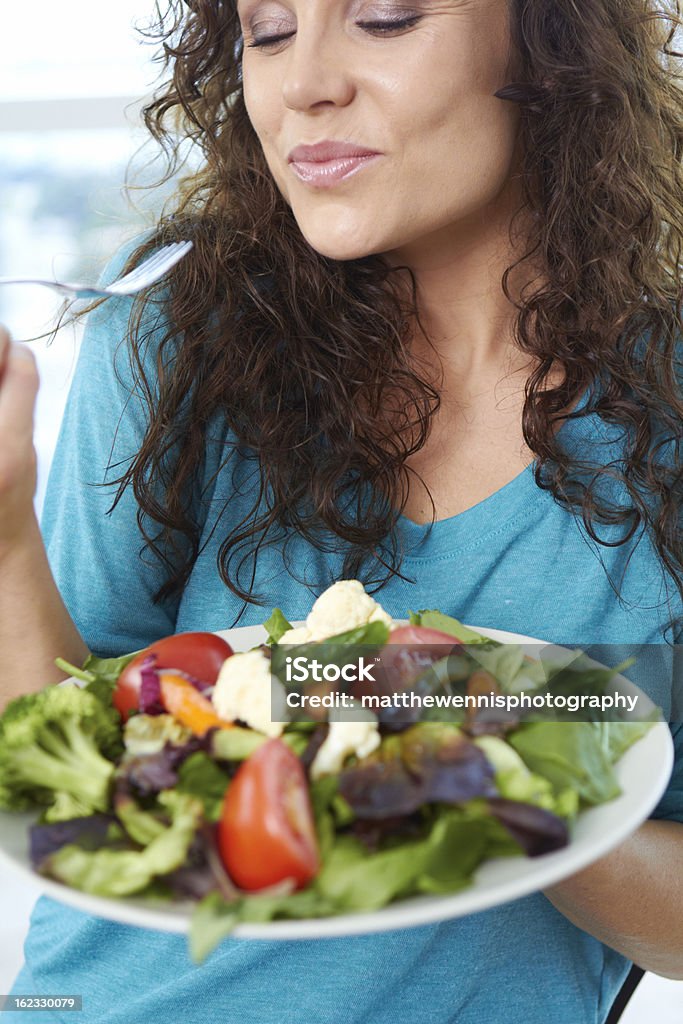 Gros plan de heureuse Belle femme appréciant une salade - Photo de 20-24 ans libre de droits