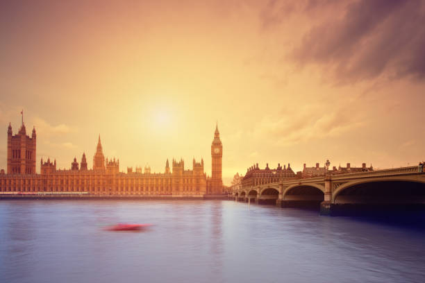 国会議事堂、ビッグベンとロンドンで - london england skyline big ben orange ストックフォトと画像