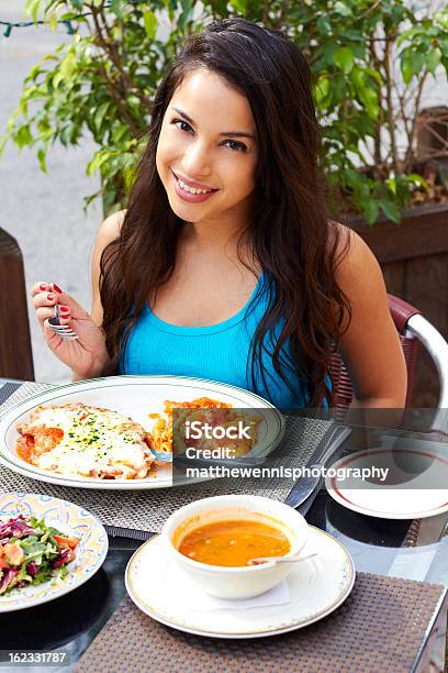 행복한 젊은 여자 뽀샤시 먹는 치킨 파마산 20-24세에 대한 스톡 사진 및 기타 이미지 - 20-24세, 20-29세, 건강한 생활방식