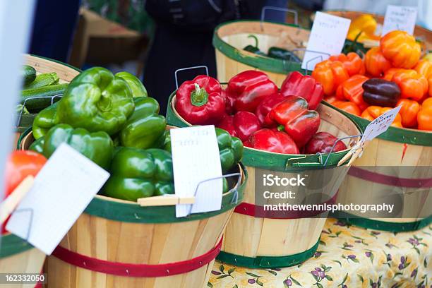 Foto de Variedade De Pimentão Para Venda e mais fotos de stock de Agricultura - Agricultura, Alimentação Saudável, Alimento básico