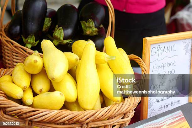 Sommerkürbis In Korb Für Den Verkauf Stockfoto und mehr Bilder von Delray Beach - Delray Beach, Aubergine, Ausverkauf