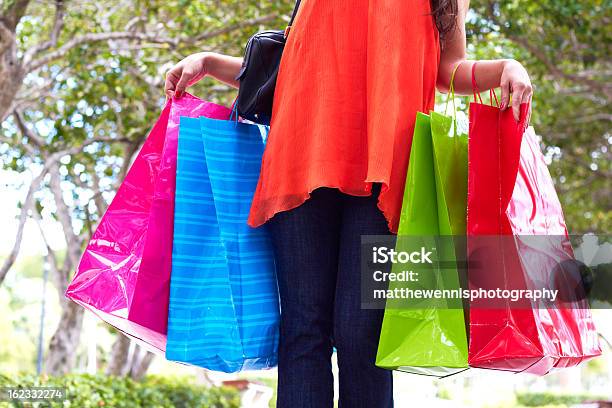 Jovem Mulher Com Coloridos Sacos De Compras - Fotografias de stock e mais imagens de Comércio - Consumismo - Comércio - Consumismo, Fazer Compras, Florida - EUA