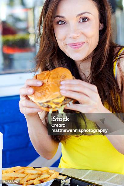 Photo libre de droit de Belle Jeune Femme Ayant Hamburger banque d'images et plus d'images libres de droit de Burger - Burger, Femmes, Jeune adulte