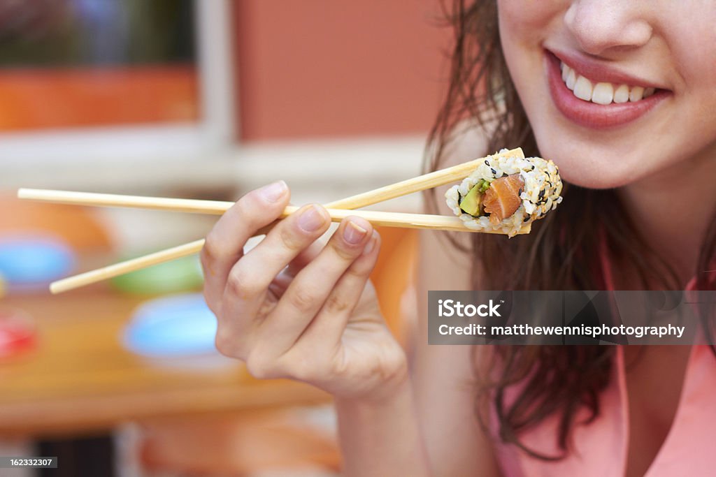 Femme manger des sushis - Photo de Sushi libre de droits