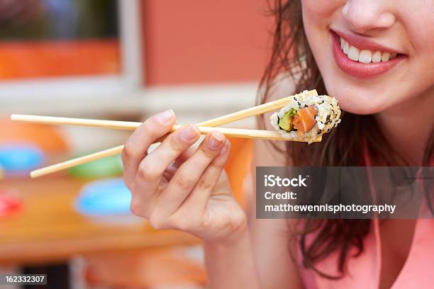 Photo libre de droit de Femme Manger Des Sushis banque d'images et plus d'images libres de droit de Sushi - Sushi, Manger, Pause déjeuner