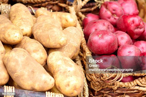 Patate Conservati Per La Vendita Al Mercato - Fotografie stock e altre immagini di Abbondanza - Abbondanza, Agricoltura, Alimentazione sana