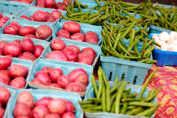 rojo, papas y frijoles verdes para la venta en el mercado - red potato delray beach legume vegetable fotografías e imágenes de stock