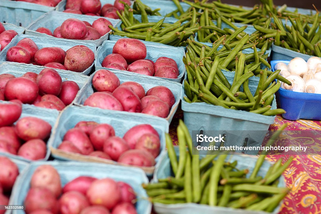 Red batatas e feijão-verde para venda no mercado - Foto de stock de Abundância royalty-free