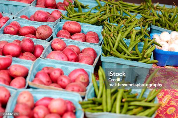 Foto de Red Batatas E Feijãoverde Para Venda No Mercado e mais fotos de stock de Abundância - Abundância, Agricultura, Alimentação Saudável