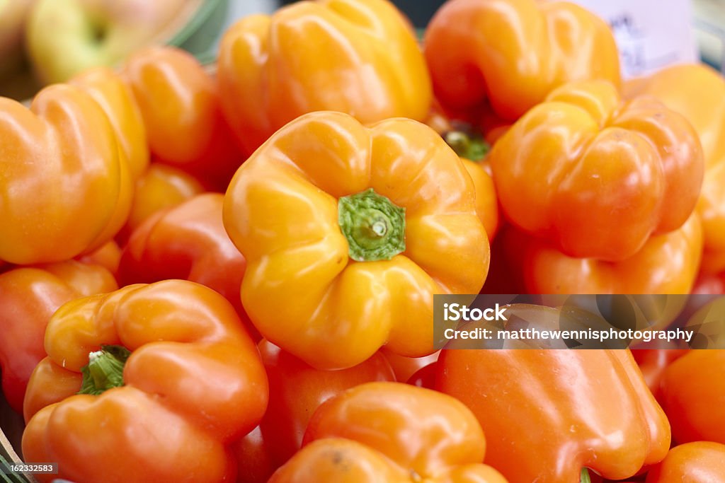 Orange Bell Peppers für den Verkauf auf dem Markt - Lizenzfrei Bauernmarkt Stock-Foto