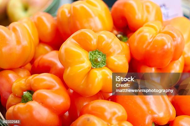 Laranja Bell Peppers Para Venda No Mercado - Fotografias de stock e mais imagens de Agricultura - Agricultura, Alimentação Saudável, Alimento Básico