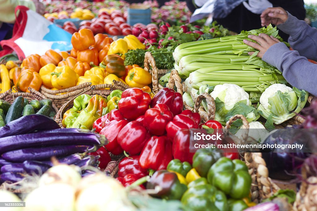 Qualità superiore di verdure fresche nel mercato - Foto stock royalty-free di Mercato di prodotti agricoli