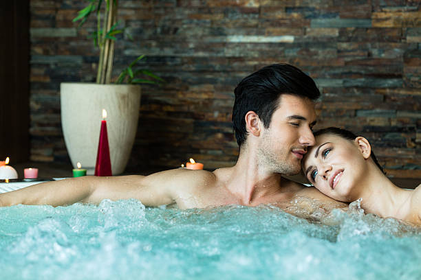 para relaks w jacuzzi - couple hot tub spa treatment health spa zdjęcia i obrazy z banku zdjęć