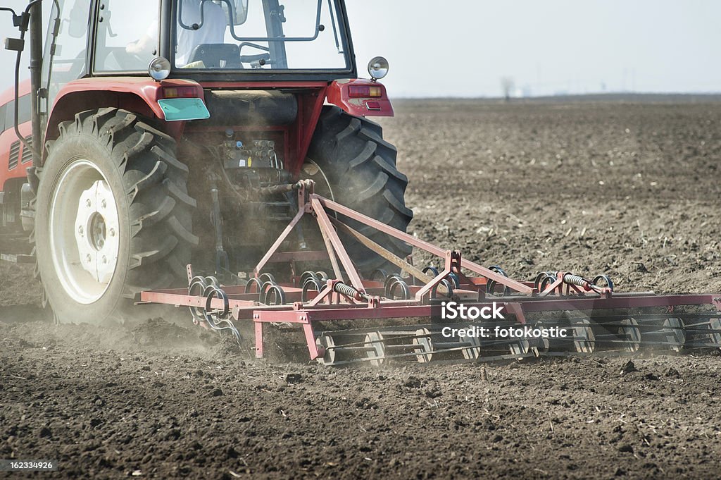 Preparación de la tierra para sembrar - Foto de stock de Agricultor libre de derechos