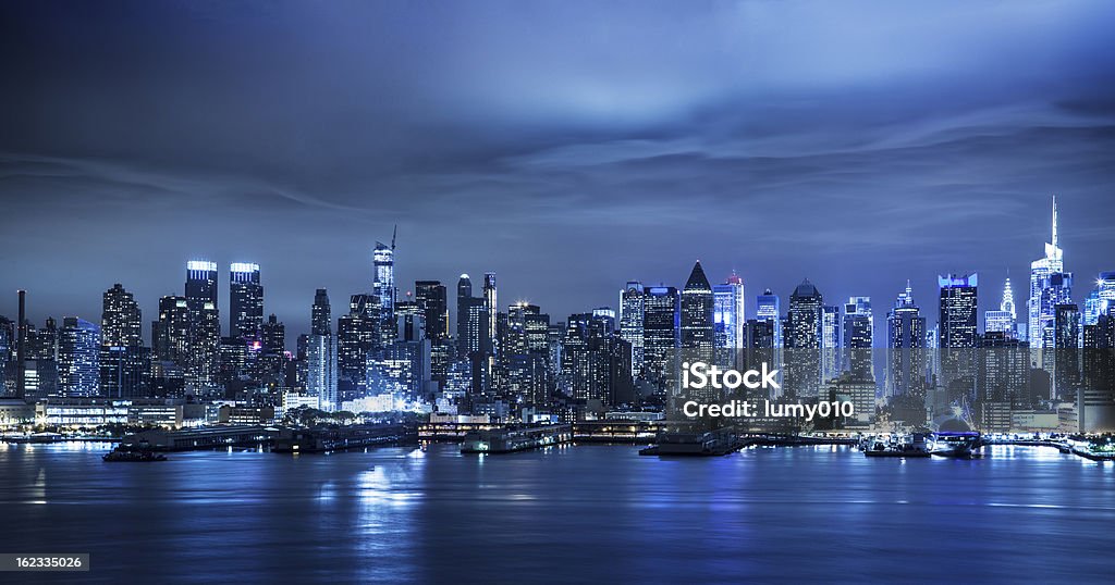 Skyline di Manhattan di notte - Foto stock royalty-free di Notte