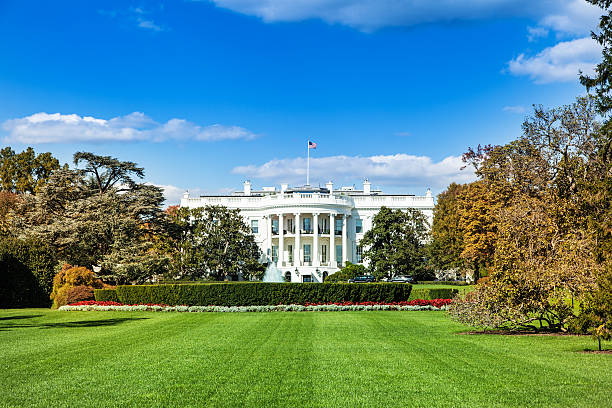 ホワイトのハウス - washington dc day white house american flag ストックフォトと画像