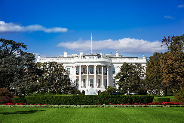 ホワイトのハウス - washington dc day white house american flag ストックフォトと画像